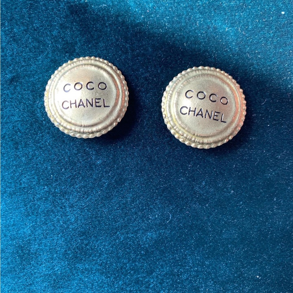 Vintage COCO Chanel Gold Stamped 94P Round Clip Earrings